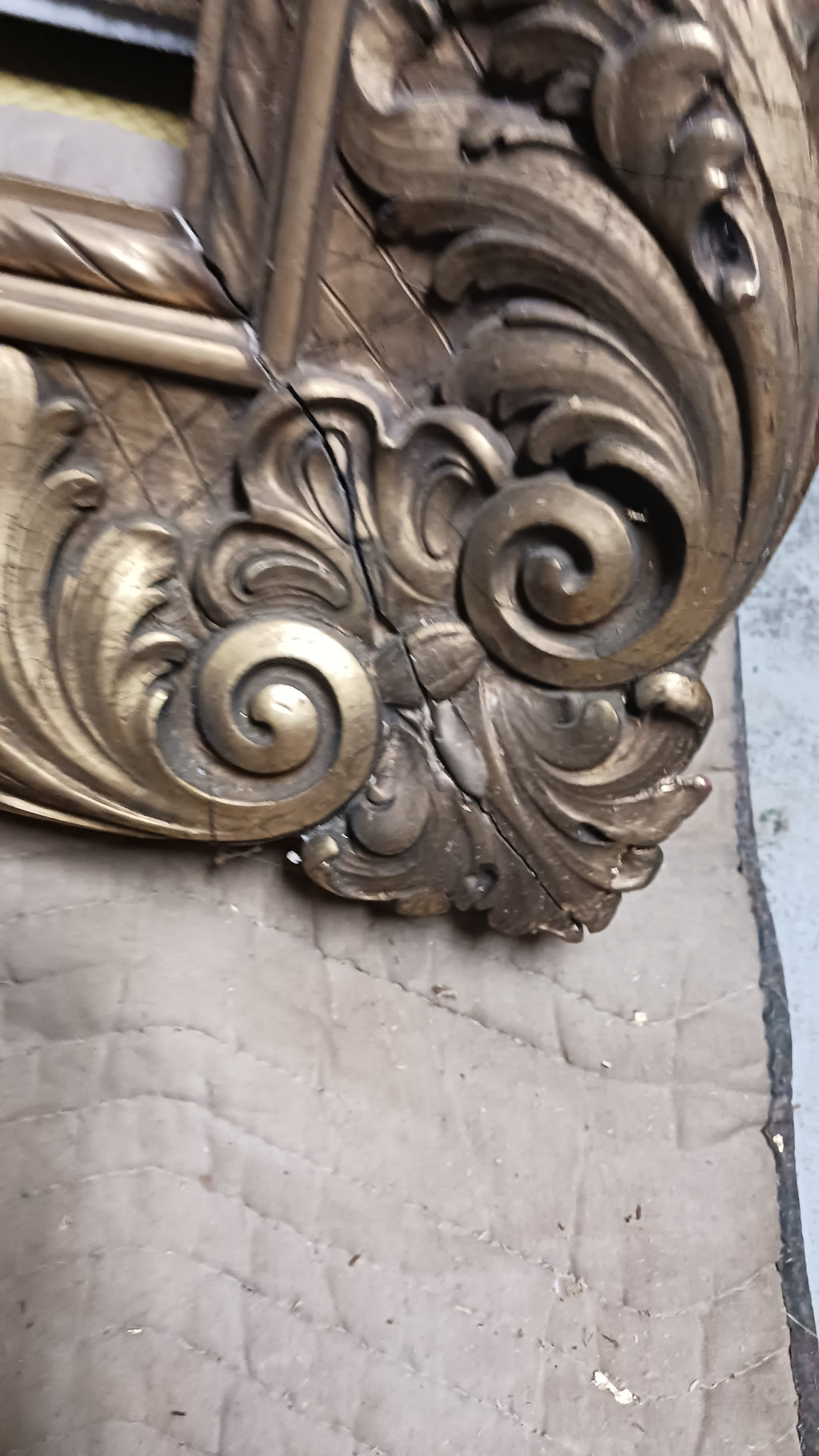 Majestic and Baronial Gilt Antique Frame for Painting or Mirror