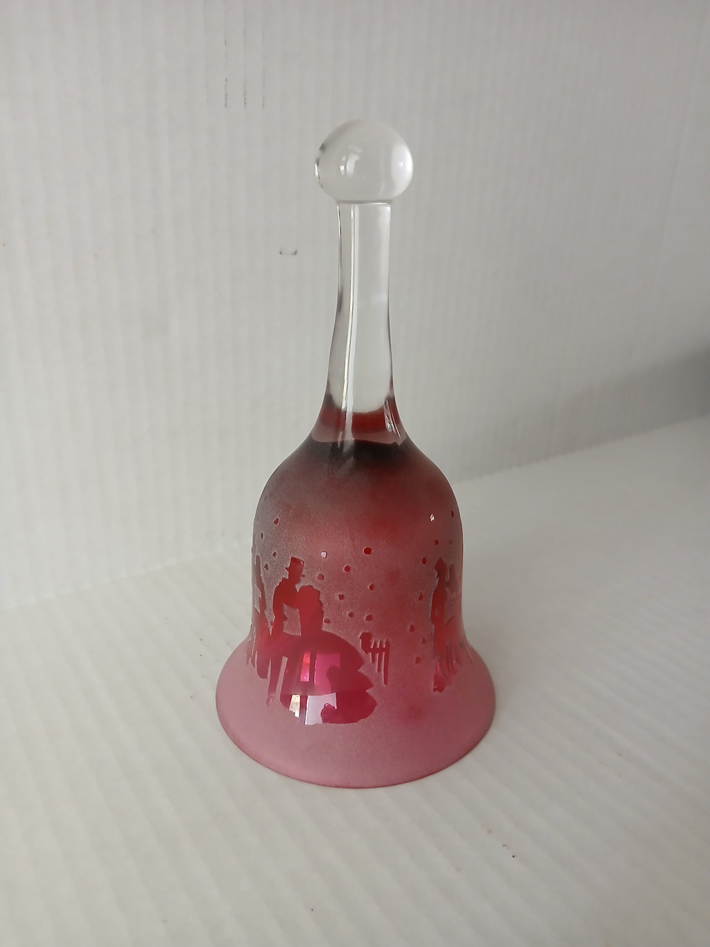 Splendid Kelsey Murphy Pilgrim Cranberry Cameo Glass Bell Carolers in the Snow