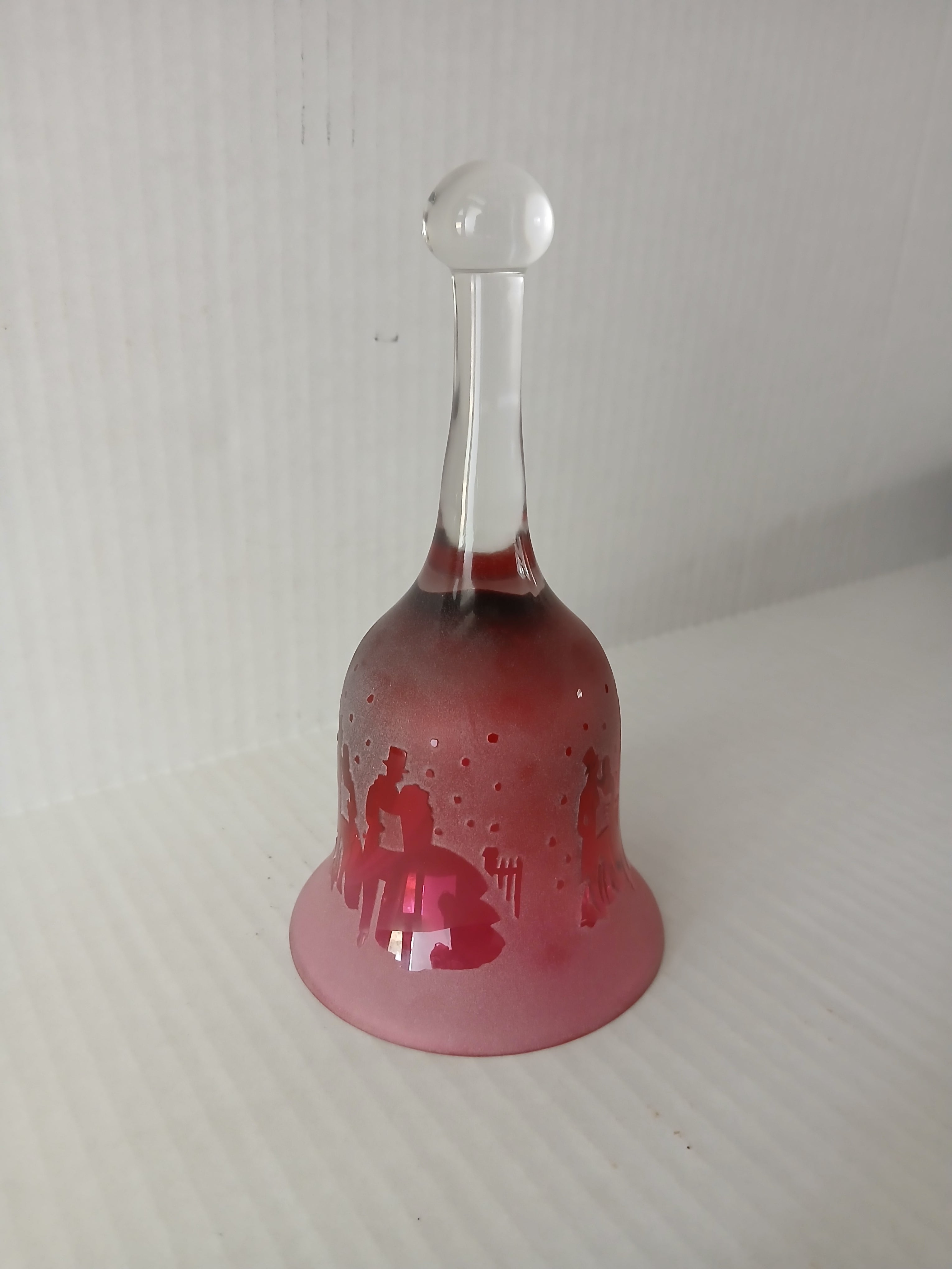 Splendid Kelsey Murphy Pilgrim Cranberry Cameo Glass Bell Carolers in the Snow