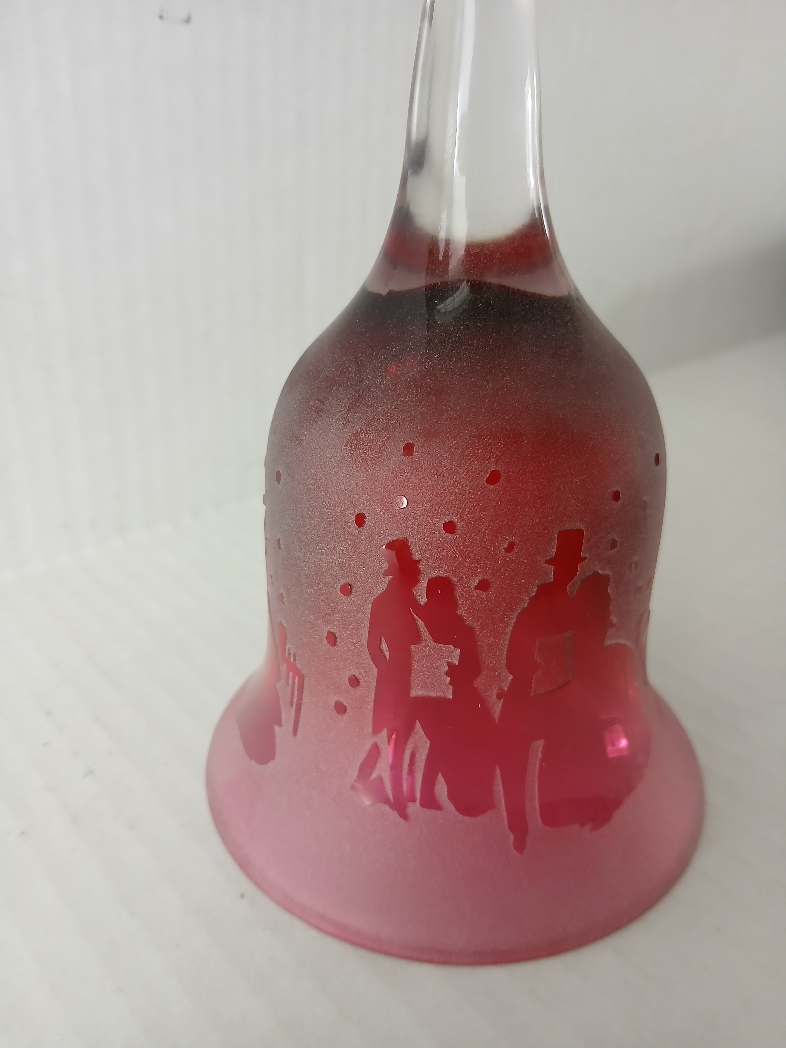 Splendid Kelsey Murphy Pilgrim Cranberry Cameo Glass Bell Carolers in the Snow