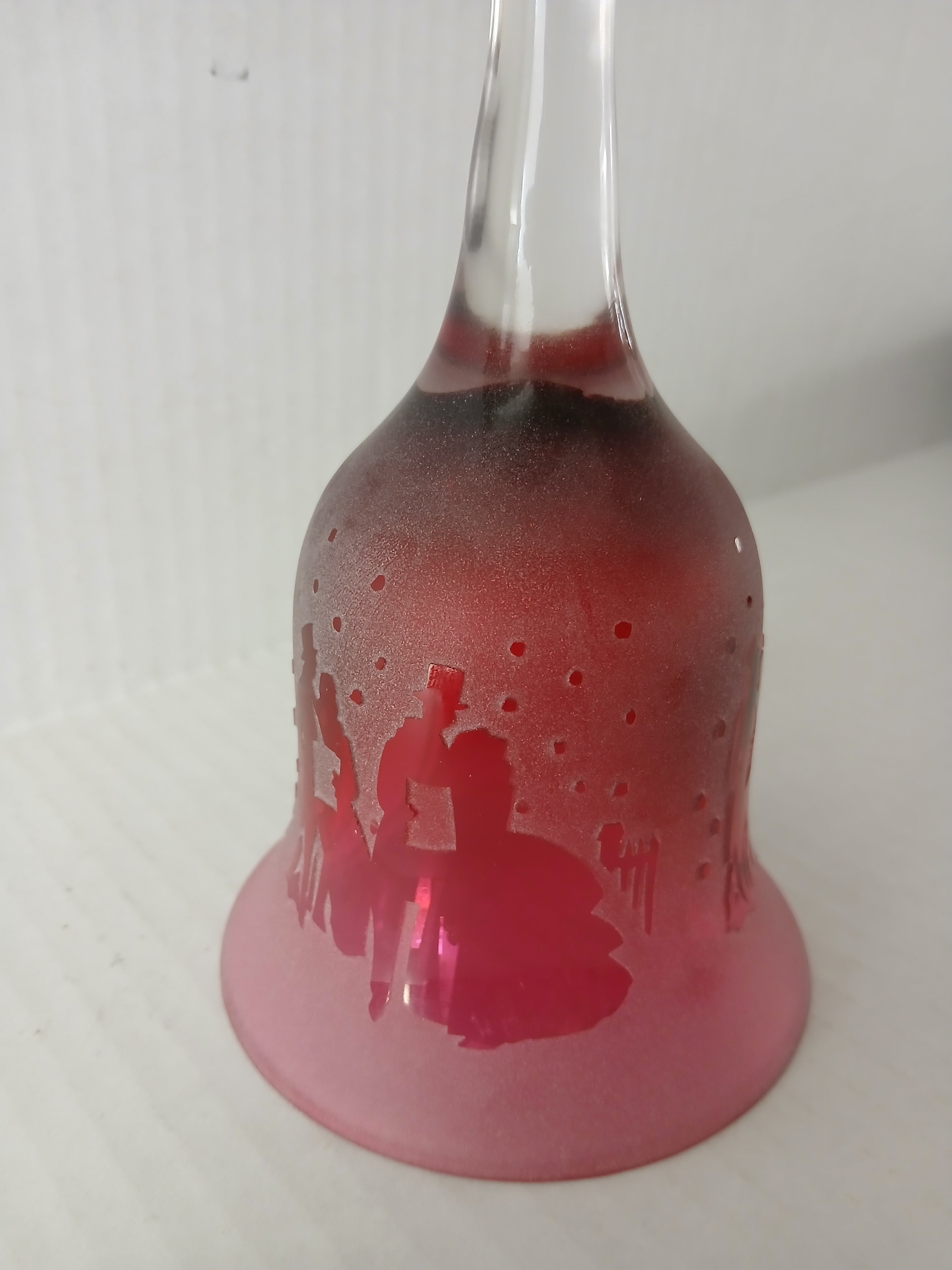 Splendid Kelsey Murphy Pilgrim Cranberry Cameo Glass Bell Carolers in the Snow