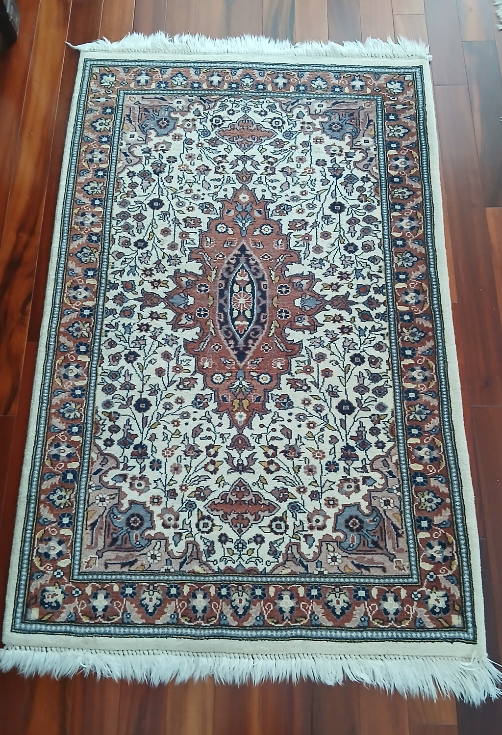 Beautiful Vintage Hand-Knotted Oriental Rug 31" x 50"