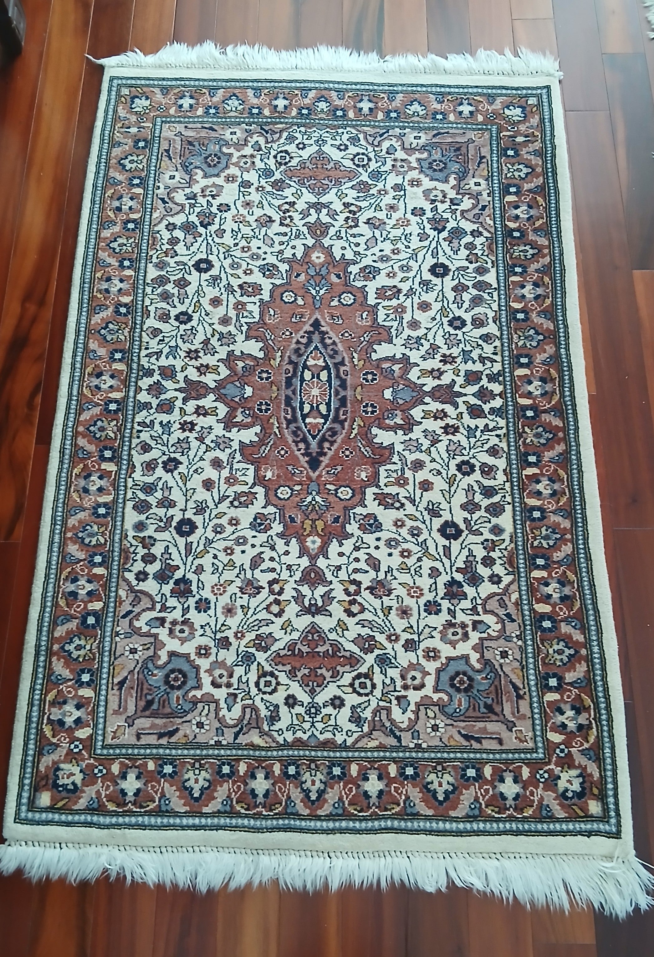 Beautiful Vintage Hand-Knotted Oriental Rug 31" x 50"