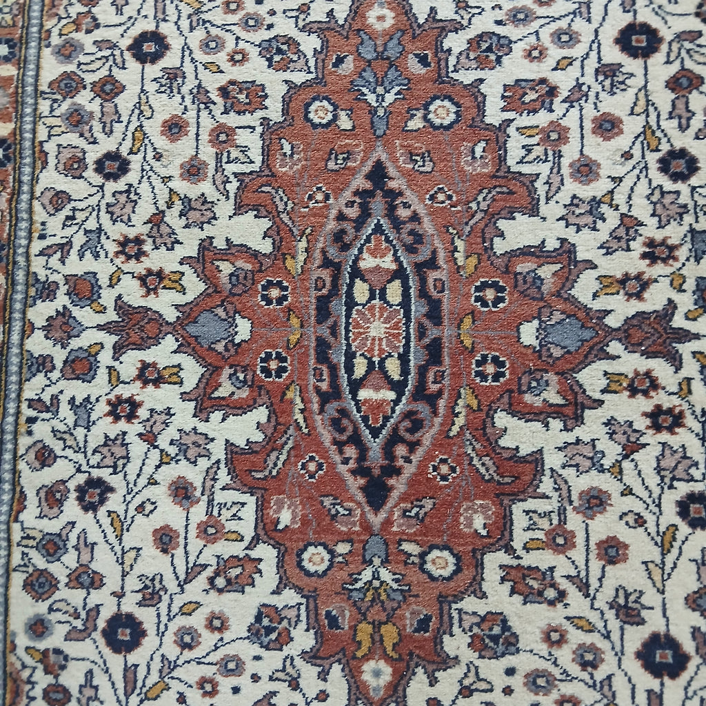 Beautiful Vintage Hand-Knotted Oriental Rug 31" x 50"