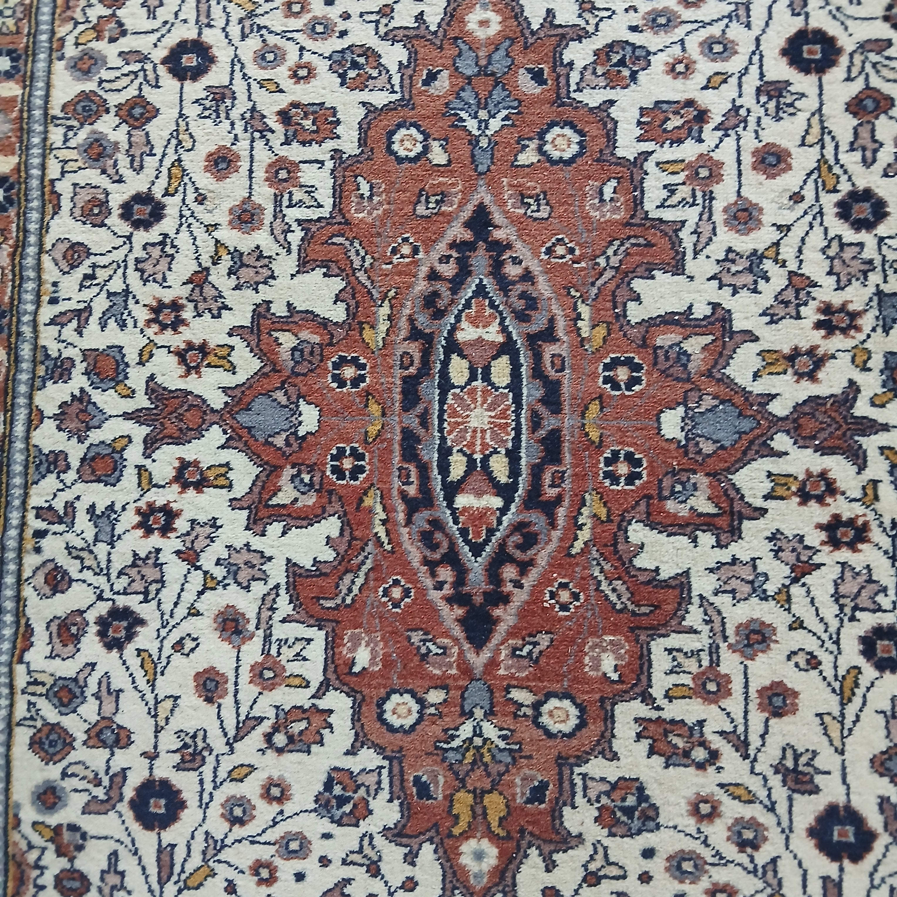 Beautiful Vintage Hand-Knotted Oriental Rug 31" x 50"