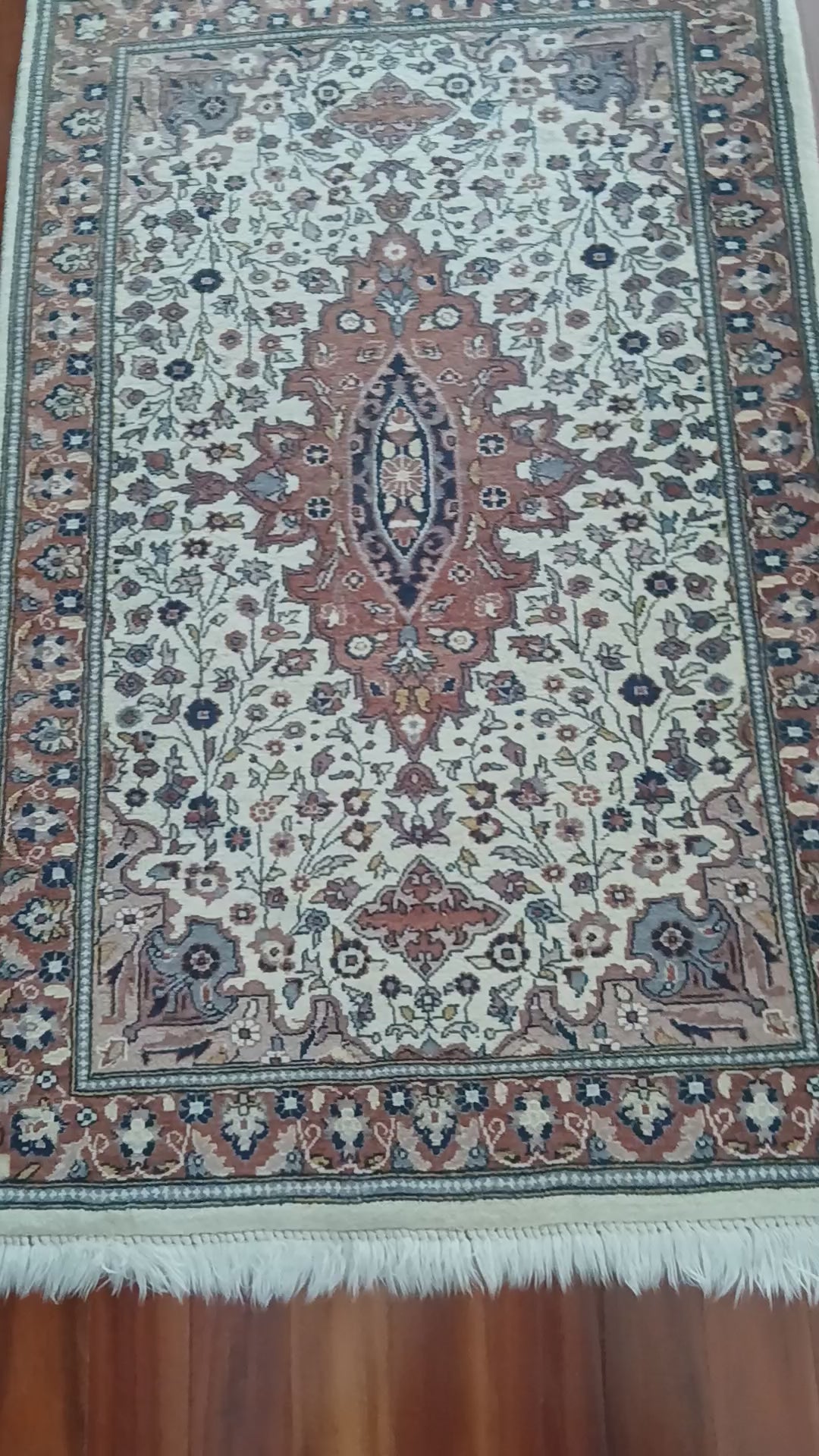 Beautiful Vintage Hand-Knotted Oriental Rug 31" x 50"