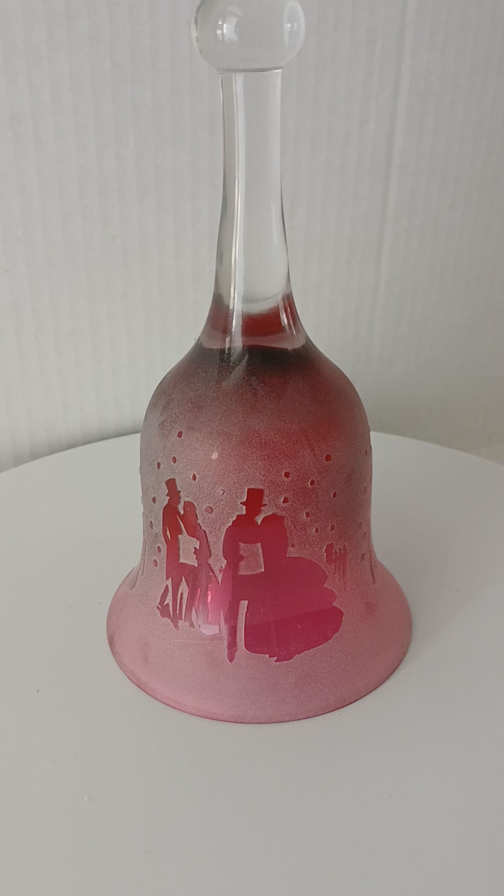 Splendid Kelsey Murphy Pilgrim Cranberry Cameo Glass Bell Carolers in the Snow